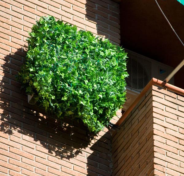 Ocultar aire acondicionado con funda verde de plantas